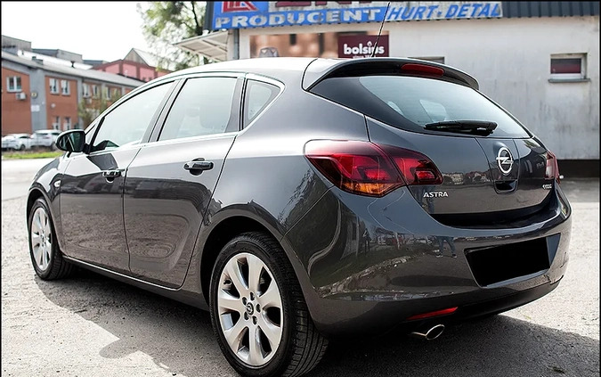 Opel Astra cena 27999 przebieg: 207000, rok produkcji 2012 z Elbląg małe 631